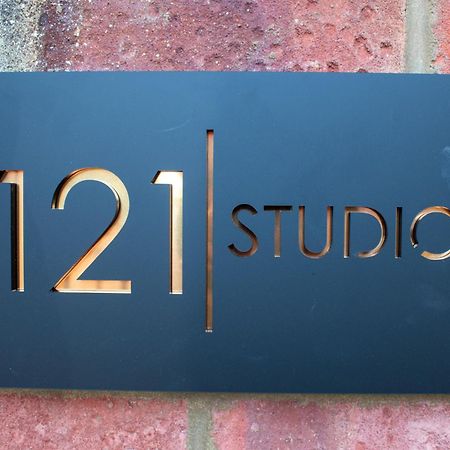 121 Studio - Central Studio Apartment, Terrace & Full Kitchen - Airport & Train Shuttle Bishop's Stortford Room photo