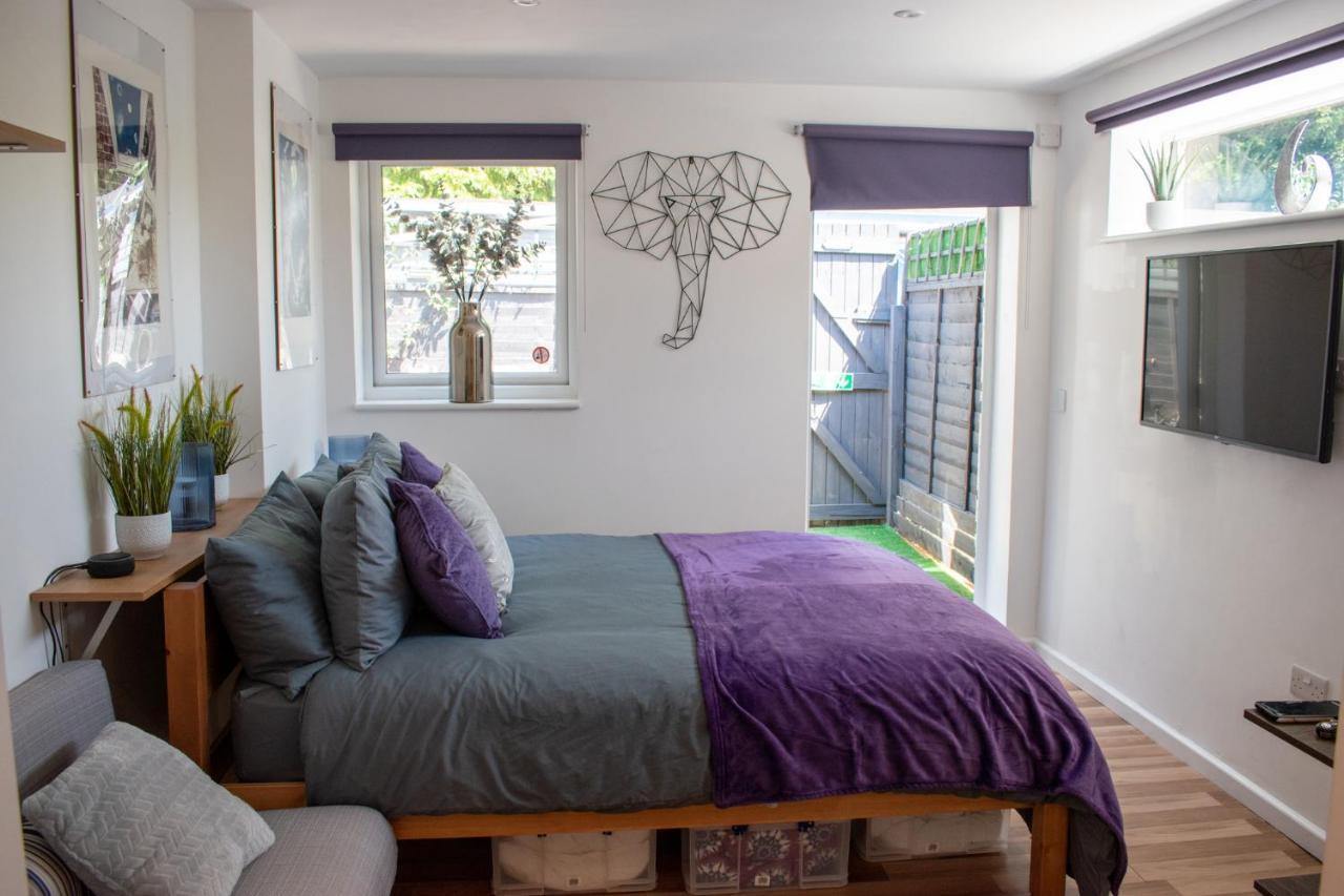 121 Studio - Central Studio Apartment, Terrace & Full Kitchen - Airport & Train Shuttle Bishop's Stortford Exterior photo