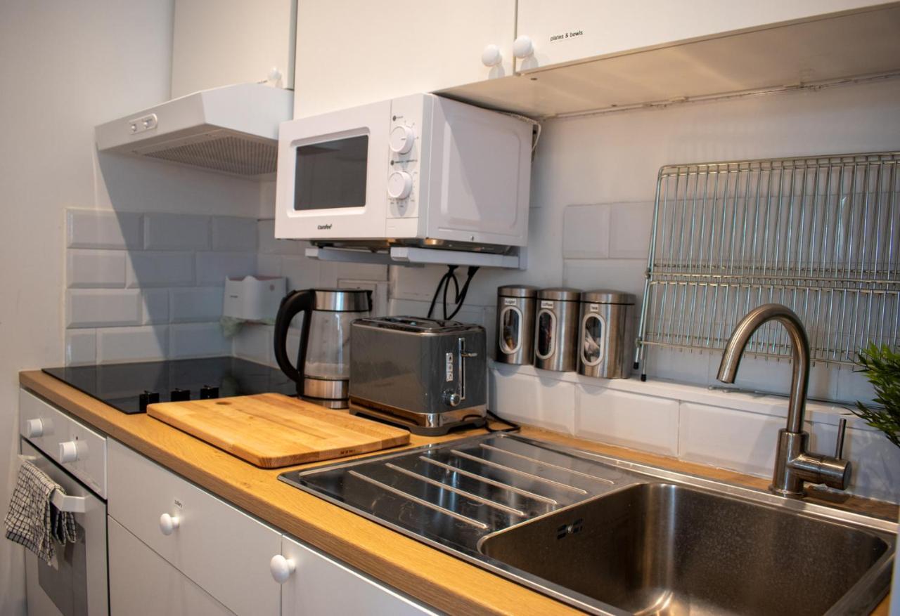 121 Studio - Central Studio Apartment, Terrace & Full Kitchen - Airport & Train Shuttle Bishop's Stortford Exterior photo