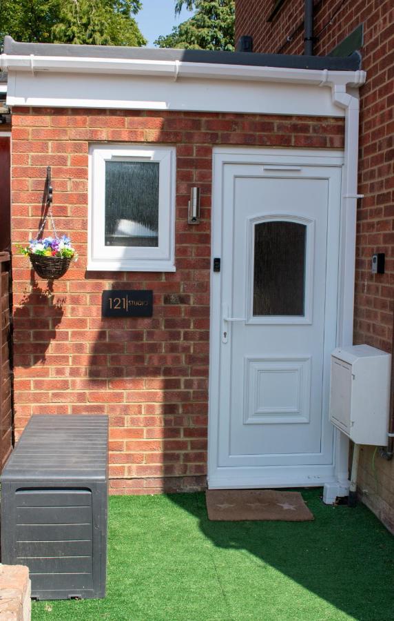 121 Studio - Central Studio Apartment, Terrace & Full Kitchen - Airport & Train Shuttle Bishop's Stortford Exterior photo