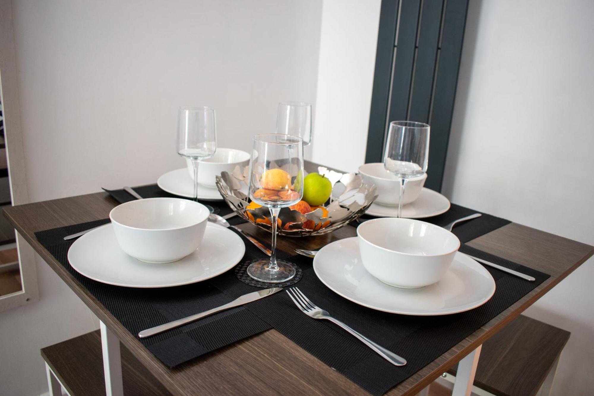 121 Studio - Central Studio Apartment, Terrace & Full Kitchen - Airport & Train Shuttle Bishop's Stortford Room photo